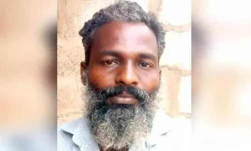 കുട്ടികളുടെ വഴക്ക് വലുതായി: സ്ത്രീയെ വീട്ടിൽക്കയറി വെട്ടി; പ്രതി പിടിയിൽ കുട്ടികളുടെ വഴക്ക് വലുതായി: സ്ത്രീയെ വീട്ടിൽക്കയറി വെട്ടി; പ്രതി പിടിയിൽ