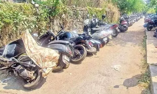 ദയവായി വഴിമുടക്കരുത്: പൊ​തു​വ​ഴി​യി​ൽ ഇ​രു​ച​ക്ര​വാ​ഹ​ന​ങ്ങ​ൾ നി​ർ​ത്തി​യി​ടു​ന്ന​ത് വ​ഴി ത​ട​സ്സ​മു​ണ്ടാ​ക്കു​ന്നു​വെ​ന്ന് പ​രാ​തി