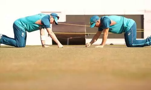 ‘നാഗ്പൂർ പിച്ച് പണിയാകുമോ?’’- സൂക്ഷ്മ പരിശോധനയുമായി സ്മിത്തും വാർണറും- ചിത്രങ്ങൾ പുറത്തുവിട്ട് ക്രിക്കറ്റ് ആസ്ട്രേലിയ