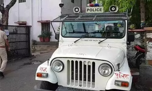 പെൺകുട്ടിയെ രാത്രി കാണാനെത്തിയ യുവാവിനെ മരത്തില്‍ കെട്ടിയിട്ട് മൂത്രം കുടിപ്പിച്ചു