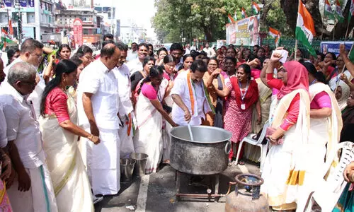 അംഗൻവാടി പ്രവർത്തകരെ സർക്കാർ ജീവനക്കാരായി അംഗീകരിക്കണമെന്ന് രമേശ് ചെന്നിത്തല അംഗൻവാടി പ്രവർത്തകരെ സർക്കാർ ജീവനക്കാരായി അംഗീകരിക്കണമെന്ന് രമേശ് ചെന്നിത്തല
