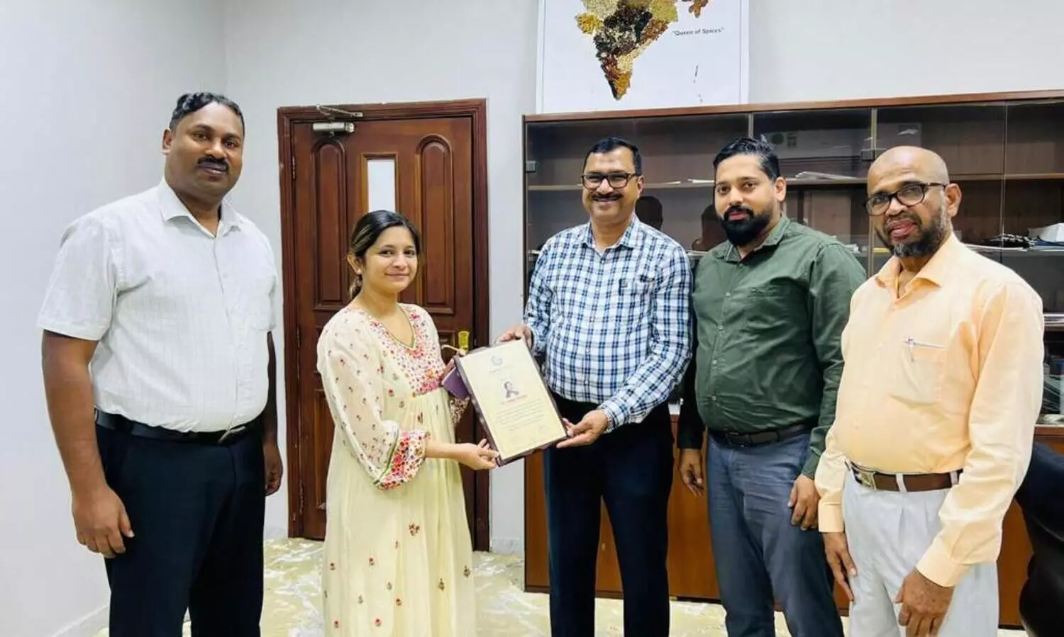 കോണ്‍സല്‍ ഹംന മറിയം മടങ്ങുന്നു; ഗുഡ്‌വില്‍ ഗ്ലോബല്‍ ഇനിഷ്യെറ്റീവ് ഉപഹാരം നൽകി