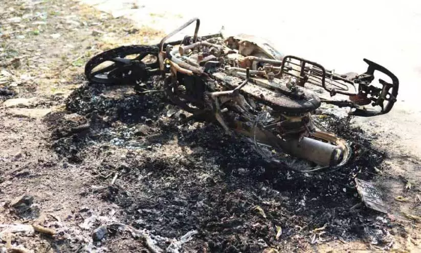 വീട്ടുമുറ്റത്ത് നിർത്തിയിട്ട ബൈക്ക് കത്തിച്ചു വീട്ടുമുറ്റത്ത് നിർത്തിയിട്ട ബൈക്ക് കത്തിച്ചു