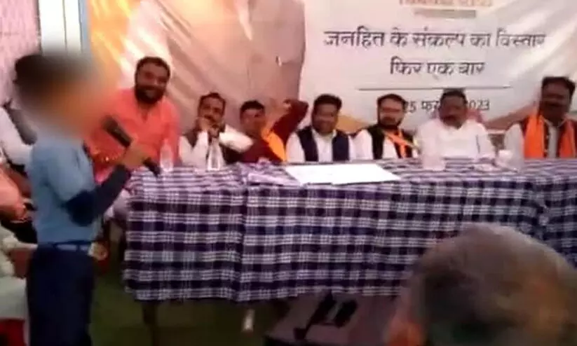 ‘വയലൻസ് കാലത്ത് സൈലന്റായ ഗാന്ധി..’; കവിതയുമായി വിദ്യാർഥി, കൈയടിച്ച് സമ്മാനം കൊടുത്ത് ബി.ജെ.പി എം.എൽ.എ ‘വയലൻസ് കാലത്ത് സൈലന്റായ ഗാന്ധി..’; കവിതയുമായി വിദ്യാർഥി, കൈയടിച്ച് സമ്മാനം കൊടുത്ത് ബി.ജെ.പി എം.എൽ.എ