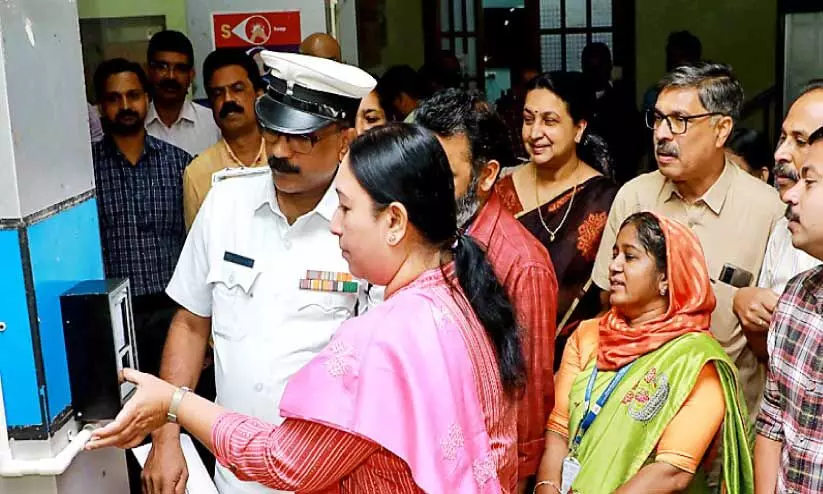 കലക്ടറേറ്റില് ബയോമെട്രിക് പഞ്ചിങ് തുടങ്ങി കലക്ടറേറ്റില് ബയോമെട്രിക് പഞ്ചിങ് തുടങ്ങി