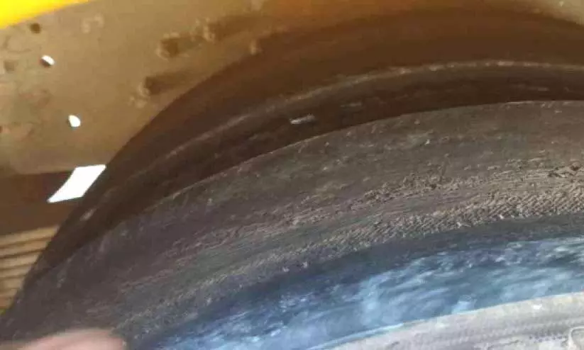 സ്കൂൾ ബസിന്റെ ടയർ പൊട്ടി; ഒഴിവായത് വൻ അപകടം സ്കൂൾ ബസിന്റെ ടയർ പൊട്ടി; ഒഴിവായത് വൻ അപകടം