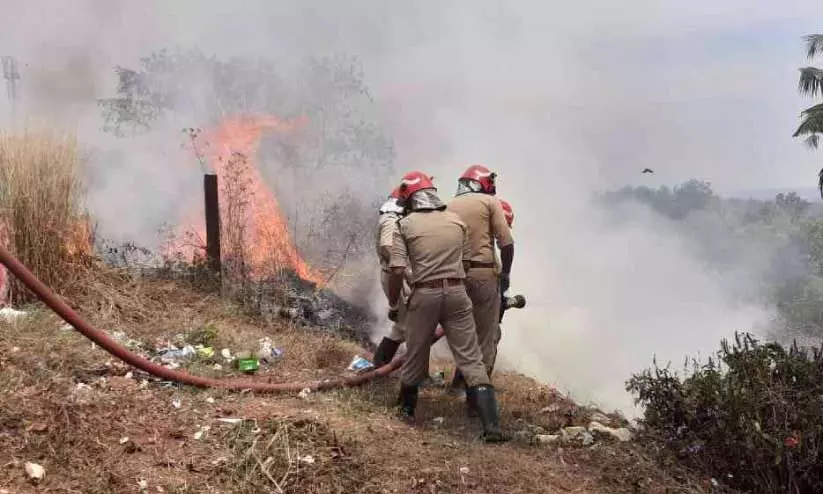 റെയിൽവേ ട്രാക്കിന് സമീപം പുൽക്കാടിന്​ തീപിടിച്ചു