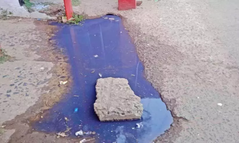 ഓവുചാലിലെ മലിന ജലം പുറത്തേക്കൊഴുകുന്നു: മലീമസം, ഈ കാഴ്ച