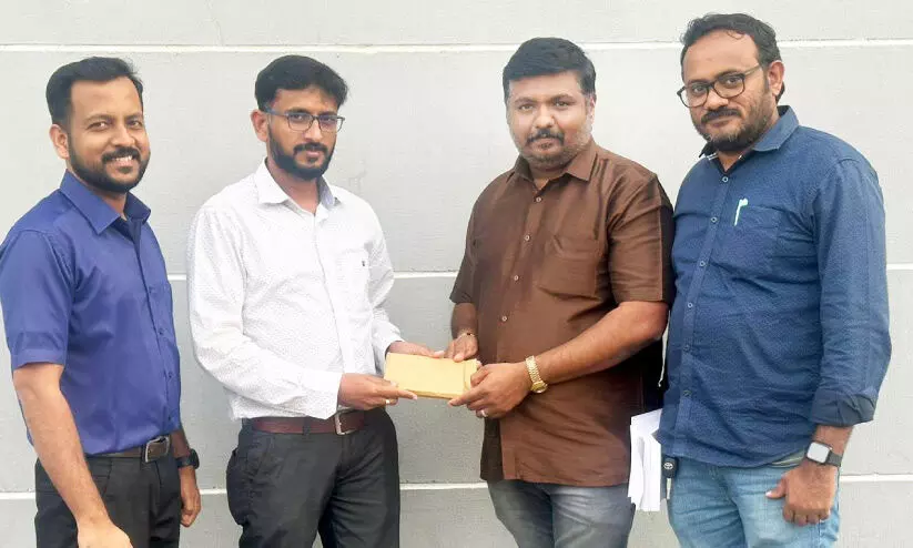 രാജീവിന്റെ കുടുംബത്തിന് സഹായം നൽകി വോയ്സ് ഓഫ് ആലപ്പി രാജീവിന്റെ കുടുംബത്തിന് സഹായം നൽകി വോയ്സ് ഓഫ് ആലപ്പി