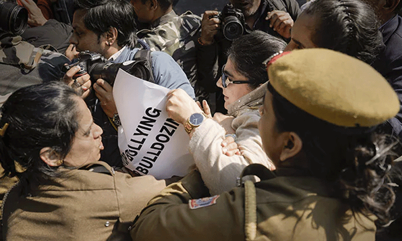 Mehbooba Mufti Detained During Protest March To Parliament