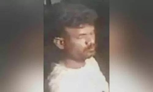 ഇ​രു​ച​ക്ര​വാ​ഹ​ന​ത്തി​ൽ​നി​ന്ന് ബാ​ഗ് മോ​ഷ്ടി​ച്ചയാൾ കാമറയിൽ കുടുങ്ങി