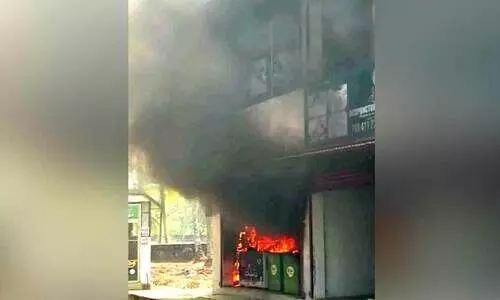 വ​ട്ടേ​ക്കാ​ട് ഐ​സ്ക്രീം ഗോ​ഡൗ​ണി​ൽ തീ​പി​ടി​ത്തം