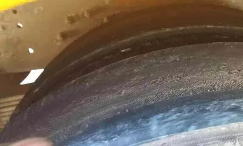 സ്കൂ​ൾ ബ​സി​ന്റെ ട​യ​ർ പൊ​ട്ടി; ഒ​ഴി​വാ​യ​ത് വ​ൻ അ​പ​ക​ടം