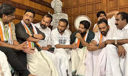 ‘ജയിലിൽ നിന്നിറങ്ങി നേരെ സമര വേദിയിൽ’; പി.കെ. ഫിറോസിനൊപ്പമുള്ള ഫോട്ടോ പങ്കുവെച്ച് ഷാഫി പറമ്പിൽ