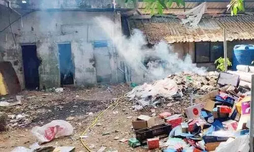 പ്ലാസ്റ്റിക് മാലിന്യത്തിന് തീയിട്ടു; 25,000 രൂപ പിഴ പ്ലാസ്റ്റിക് മാലിന്യത്തിന് തീയിട്ടു; 25,000 രൂപ പിഴ