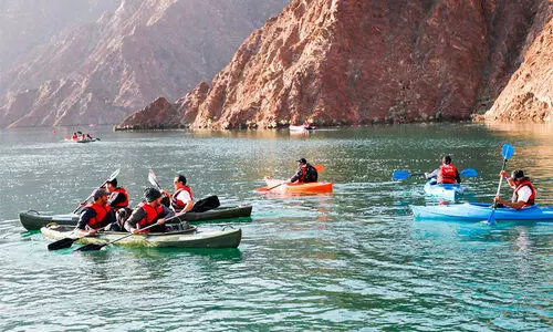 ജീ​വ​ന​ക്കാ​രു​മാ​യി മ​ല​ക​യ​റി ദീ​വ