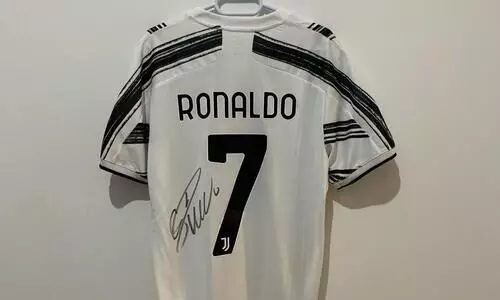 ഭൂകമ്പദുരിത ബാധിതർക്ക് കൈത്താങ്ങാകാൻ ക്രിസ്റ്റ്യാനോ ഓട്ടോഗ്രാഫുള്ള ജഴ്സി ലേലത്തിന്