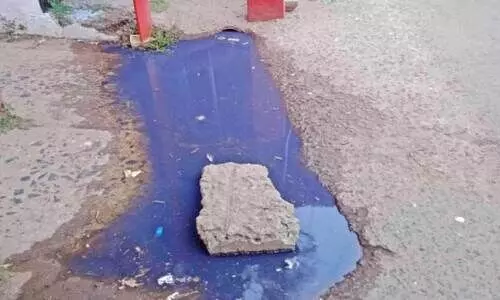 ഓവുചാലിലെ മലിന ജലം പുറത്തേക്കൊഴുകുന്നു: മലീമസം, ഈ കാഴ്ച ഓവുചാലിലെ മലിന ജലം പുറത്തേക്കൊഴുകുന്നു: മലീമസം, ഈ കാഴ്ച