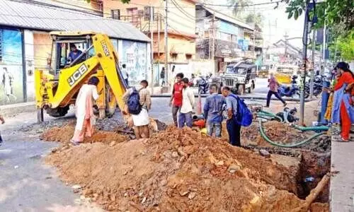 റോഡുകൾ അടഞ്ഞു: വിദ്യാർഥികൾക്കിത് ദുരിതയാത്ര