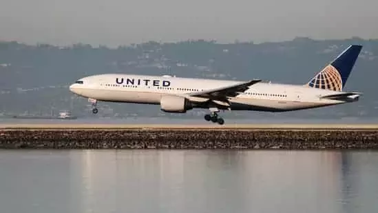 വിമാനത്തിനുള്ളിൽ യാത്രക്കാരന്റെ ലാപ്ടോപ്പിന്റെ ബാറ്ററി പൊട്ടിത്തെറിച്ച് നാല് പേർക്ക് പരി​ക്ക്