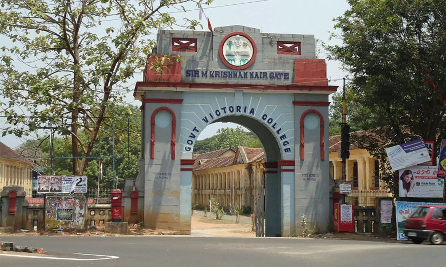 രാത്രിയിൽ കോളജിൽ കയറാൻ തടസമായ ഗേറ്റ് അടിച്ചുമാറ്റി വിദ്യാർഥി; ഒടുവിൽ പൊലീസ് പിടിയിൽ