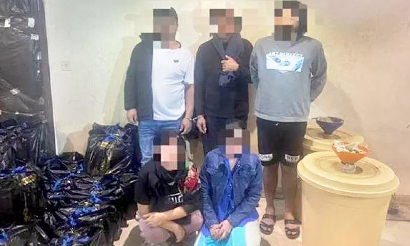 ജാബ്രിയയിലെ മദ്യഫാക്ടറി റെയ്ഡിൽ അഞ്ചു പേർ അറസ്റ്റിൽ ജാബ്രിയയിലെ മദ്യഫാക്ടറി റെയ്ഡിൽ അഞ്ചു പേർ അറസ്റ്റിൽ