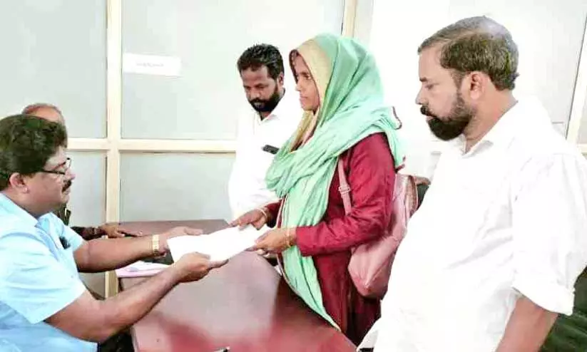 ചെറുവണ്ണൂർ ഉപതെരഞ്ഞെടുപ്പ്: ഇരു മുന്നണികളും പത്രിക നൽകി ചെറുവണ്ണൂർ ഉപതെരഞ്ഞെടുപ്പ്: ഇരു മുന്നണികളും പത്രിക നൽകി