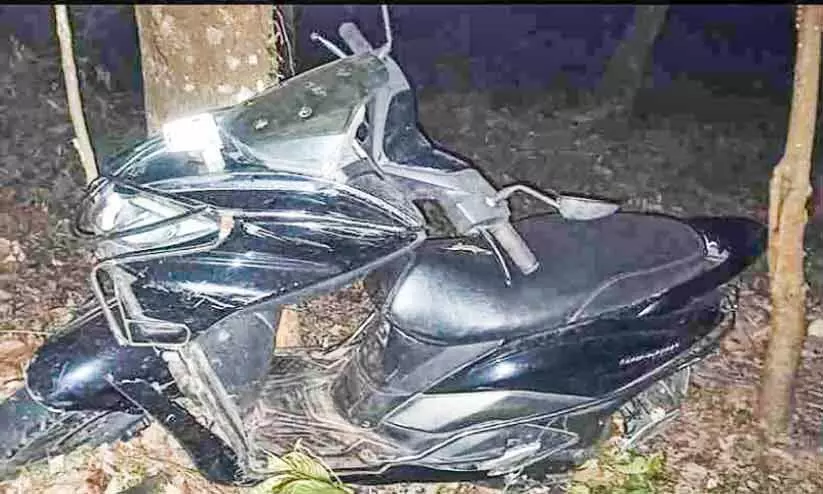 20 അടി താഴ്ചയിലേക്ക് സ്കൂട്ടർ മറിഞ്ഞ് ഭാര്യക്കും ഭർത്താവിനും പരിക്ക്