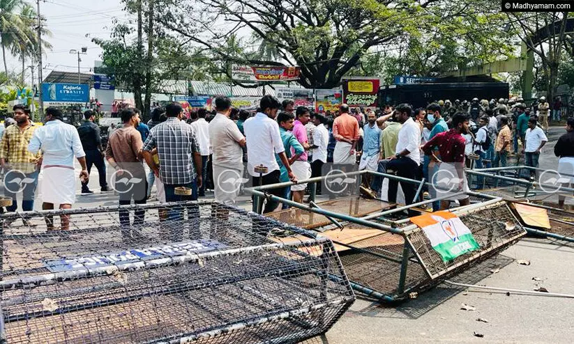 ഇന്ധന സെസ് വർധന: സംസ്ഥാന വ്യാപകമായി പ്രതിപക്ഷ പ്രതിഷേധം ഇന്ധന സെസ് വർധന: സംസ്ഥാന വ്യാപകമായി പ്രതിപക്ഷ പ്രതിഷേധം
