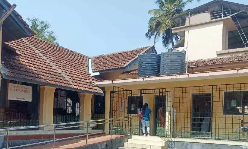 വൈദ്യുതി മുടങ്ങിയാൽ നിലക്കുന്ന ഇ-രജിസ്ട്രാർ ഓഫിസ്