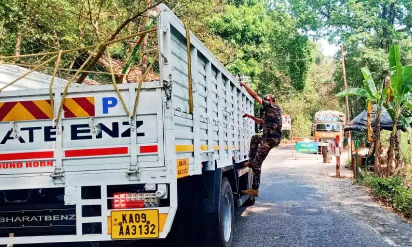 മാലിന്യം തള്ളൽ; കർശന നടപടിക്കൊരുങ്ങി കർണാടക വനംവകുപ്പ് മാലിന്യം തള്ളൽ; കർശന നടപടിക്കൊരുങ്ങി കർണാടക വനംവകുപ്പ്