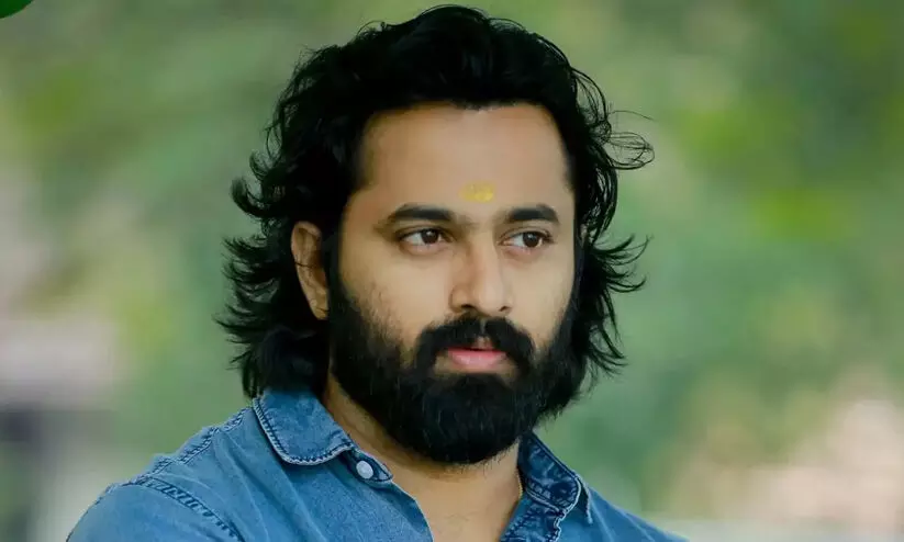 നടൻ ഉണ്ണി മുകുന്ദനെതിരായ പീഡനക്കേസിന്‍റെ സ്റ്റേ നീക്കി ഹൈകോടതി; തെറ്റായ വിവരം നൽകിയെന്ന് പരാതിക്കാരി