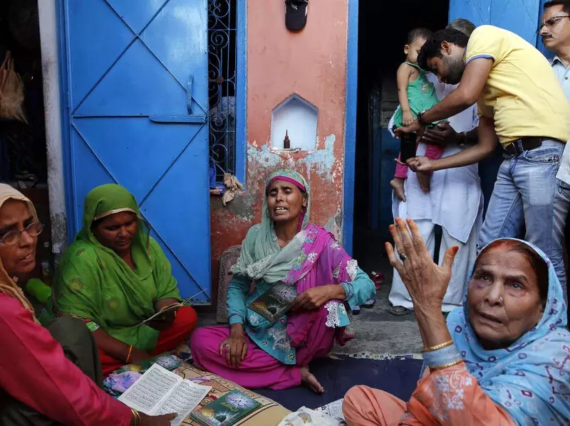 പശുമാംസം ഭക്ഷിച്ചുവെന്ന് ആരോപിച്ച് ഹിന്ദുത്വ ഭീകരർ മർദിച്ചുകൊന്ന മുഹമ്മദ് അഖ്‍ലാഖിന്റെ ബന്ധുക്കളുടെ വിലാപം 