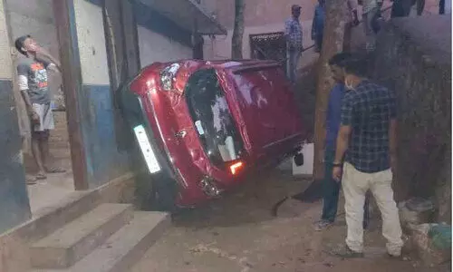 നിയന്ത്രണംവിട്ട കാർ വീടിന് മുകളിലേക്ക് മറിഞ്ഞു