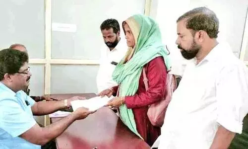 ചെറുവണ്ണൂർ ഉപതെരഞ്ഞെടുപ്പ്: ഇരു മുന്നണികളും പത്രിക നൽകി ചെറുവണ്ണൂർ ഉപതെരഞ്ഞെടുപ്പ്: ഇരു മുന്നണികളും പത്രിക നൽകി