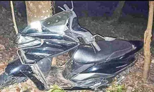 20 അടി താഴ്ചയിലേക്ക് സ്കൂട്ടർ മറിഞ്ഞ് ഭാര്യക്കും ഭർത്താവിനും പരിക്ക്