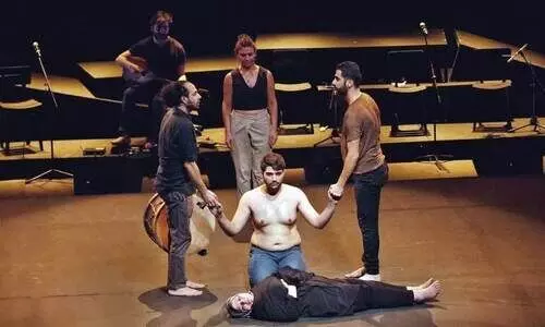 ക​ണ്ണീ​രും ചെ​റു​സ​ന്തോ​ഷ​ങ്ങ​ളും ആ​ത്മ​സം​ഘ​ർ​ഷ​ങ്ങ​ളും വേ​ദി​യി​ലെ​ത്തി​ച്ച് നാ​ട​ക​ങ്ങ​ൾ