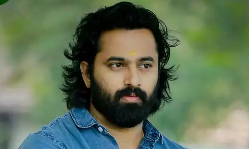 നടൻ ഉണ്ണി മുകുന്ദനെതിരായ പീഡനക്കേസിന്‍റെ സ്റ്റേ നീക്കി ഹൈകോടതി; തെറ്റായ വിവരം നൽകിയെന്ന് പരാതിക്കാരി