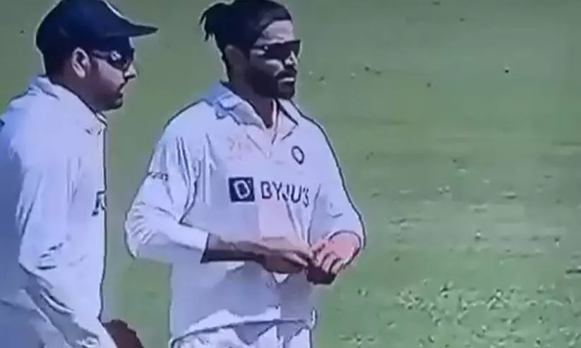 ജദേജ ബൗളിങ്ങിനിടെ വിരലിൽ പുരട്ടിയത് വേദന സംഹാരി ബാം! ജദേജ ബൗളിങ്ങിനിടെ വിരലിൽ പുരട്ടിയത് വേദന സംഹാരി ബാം!