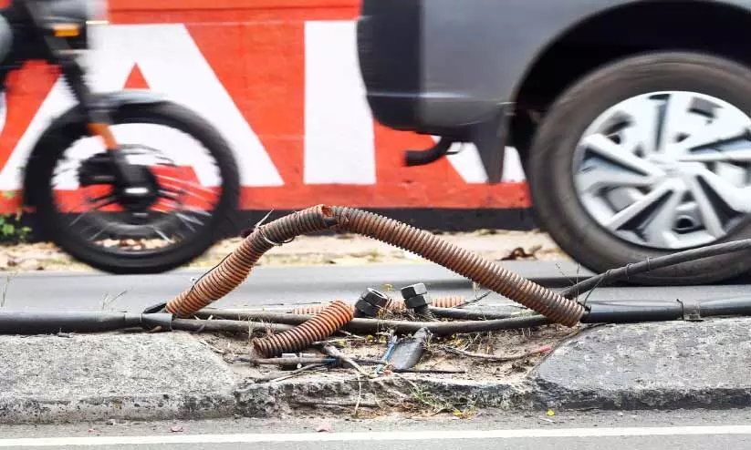 ഡിവൈഡറില്ല; മാവൂർ റോഡിൽ അപകടം തുടർക്കഥ ഡിവൈഡറില്ല; മാവൂർ റോഡിൽ അപകടം തുടർക്കഥ