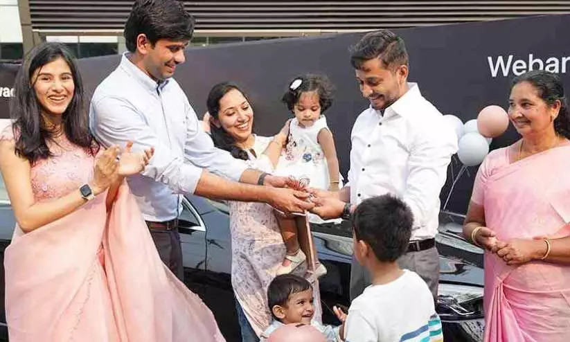 മികച്ച ജീവനക്കാരന് മെഴ്‌സിഡസ് ബെൻസ് സമ്മാനിച്ച് ഇൻഫോ പാർക്കിലെ ഐ.ടി കമ്പനി