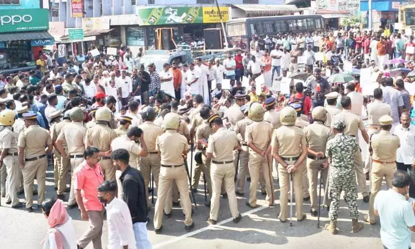 ഹരികുമാറിന്‍റെ മരണത്തിൽ ആളിക്കത്തി പ്രതിഷേധം