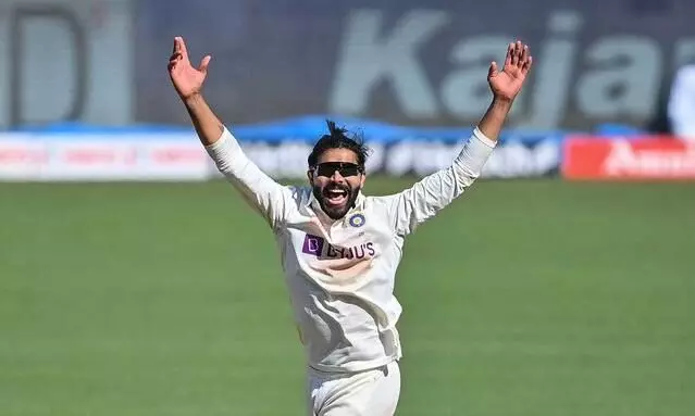 ജഡേജ പന്ത് ചുരണ്ടിയതല്ല; ഓയിൻമെന്റ് പുരട്ടിയതാണെന്ന് വിശദീകരണം ജഡേജ പന്ത് ചുരണ്ടിയതല്ല; ഓയിൻമെന്റ് പുരട്ടിയതാണെന്ന് വിശദീകരണം