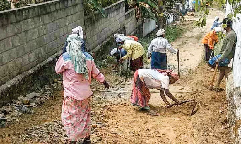 Thozhilurappu workers