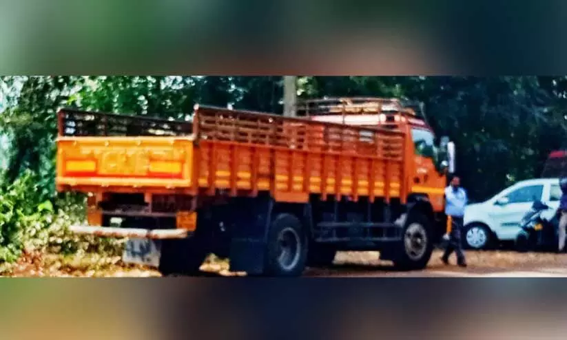 വ്യാജ പെർമിറ്റിൽ കേരളത്തിലേക്ക് ചരക്ക് കടത്തിയ മിനിലോറി പിടിച്ചു; ഡ്രൈവർ അറസ്റ്റിൽ