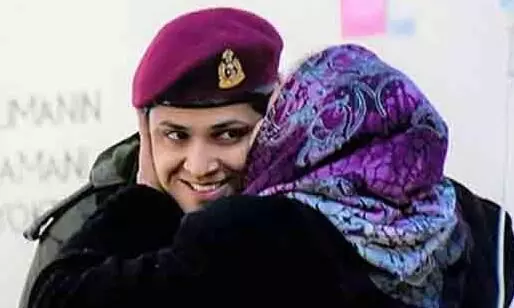 Turkish woman thanks indian army personnel Turkish woman thanks indian army personnel