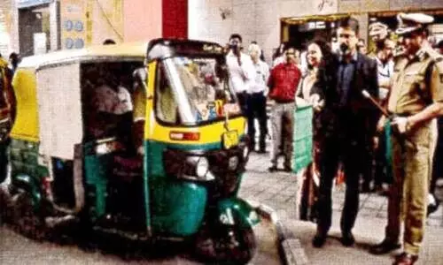 പ്രീ​പെ​യ്ഡ് ഓ​ട്ടോ കൗ​ണ്ട​റിലും അ​മി​ത നി​ര​ക്ക്