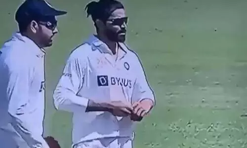 ജദേജ ബൗളിങ്ങിനിടെ വിരലിൽ പുരട്ടിയത് വേദന സംഹാരി ബാം!