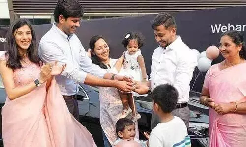 മികച്ച ജീവനക്കാരന് മെഴ്‌സിഡസ് ബെൻസ് സമ്മാനിച്ച് ഇൻഫോ പാർക്കിലെ ഐ.ടി കമ്പനി