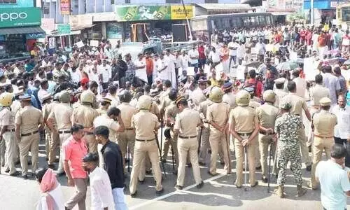 ഹരികുമാറിന്‍റെ മരണത്തിൽ ആളിക്കത്തി പ്രതിഷേധം